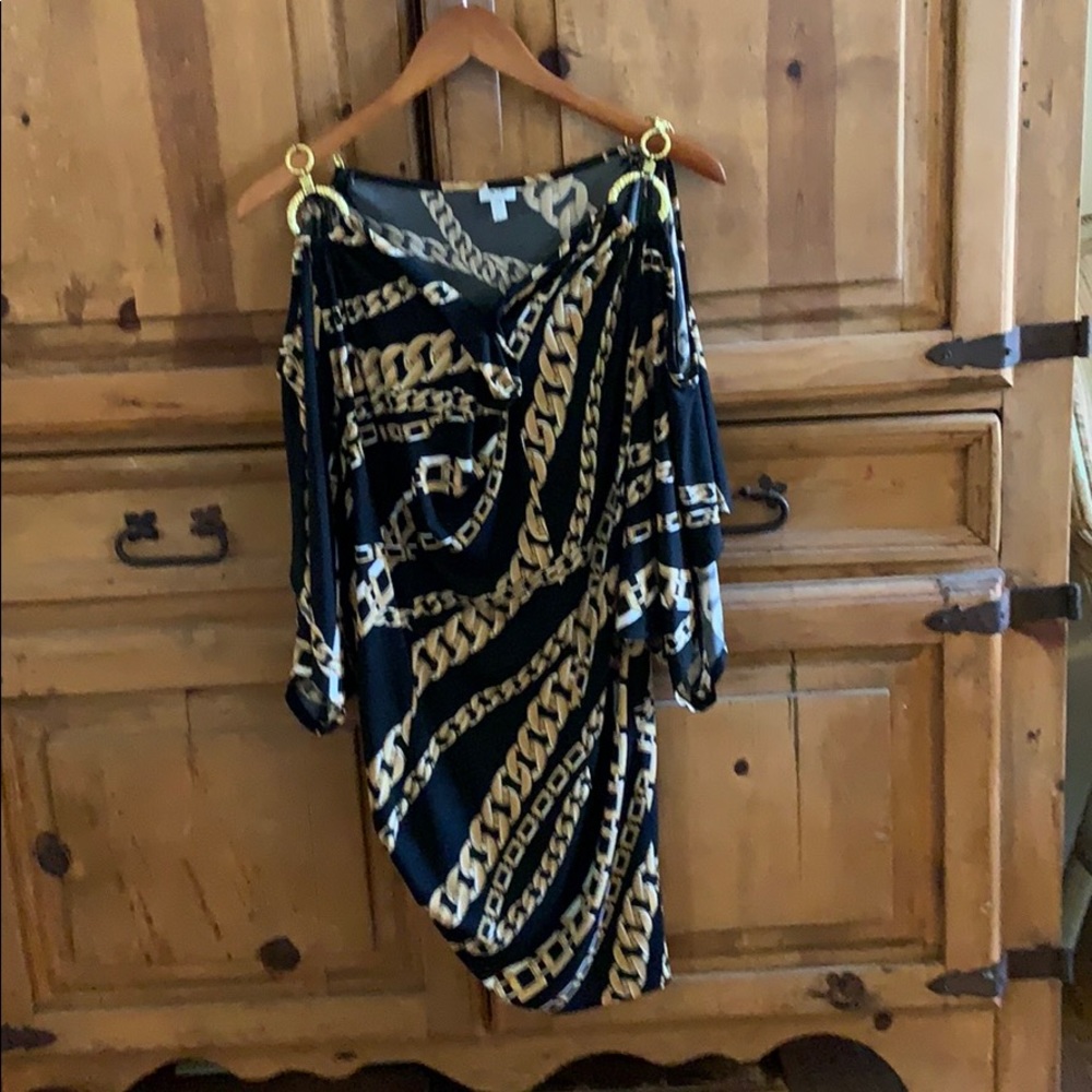 Cache top with fabulous gold chain